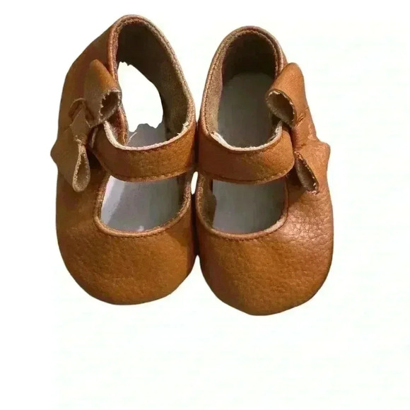 Soft Brown Baby Shoes with bows - Picture 1 of 4